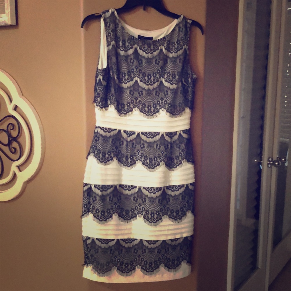 Gorgeous Lace dress - black and white